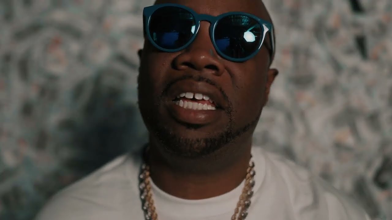 Watch Get Em Glamour - Feelin Myself (Official Video) on YouTube Watch Get Em Glamour - Feelin Myself (Official Video) on YouTube