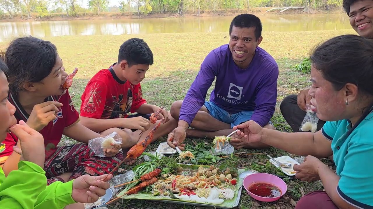 กินข้าวป่าเจ้สาพาแซบตำถาดใหญ่แซบมุดจอมาเด้อป้าลุง