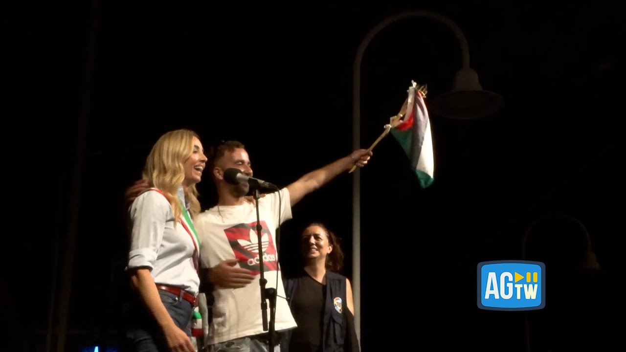 Fiaccolata per Gaza, la sindaca Salis: «Genova sa da che parte stare». Poi l'irruzione sul palco