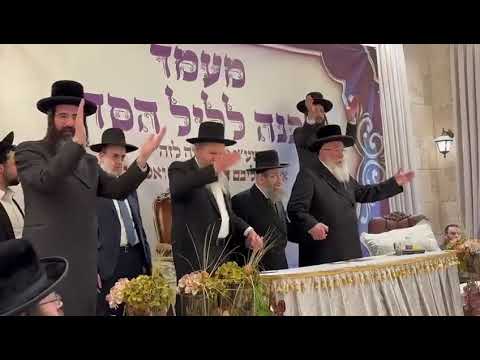 הגרמ"ש אדלשטיין, והגר"מ בן שמעון, והגרש"א שטרן בריקוד יחד עם מאות ילדים יתומים של ארגון 'זה לזה'.