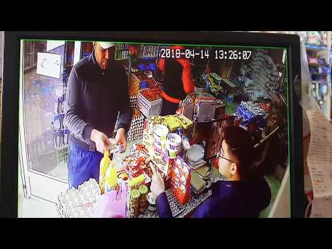 رصد عملية سرقة احترافية محل لبيع المواد الغذائية