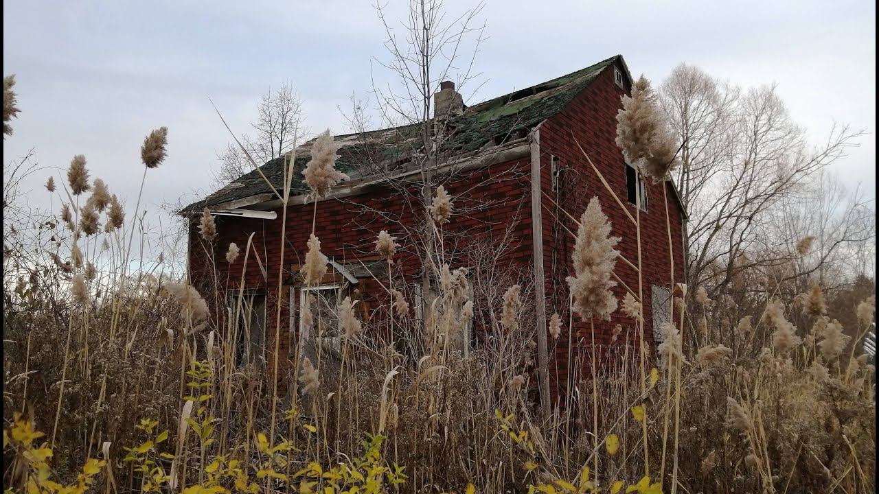 Exploring an Abandoned Brick House In Mississauga, ON