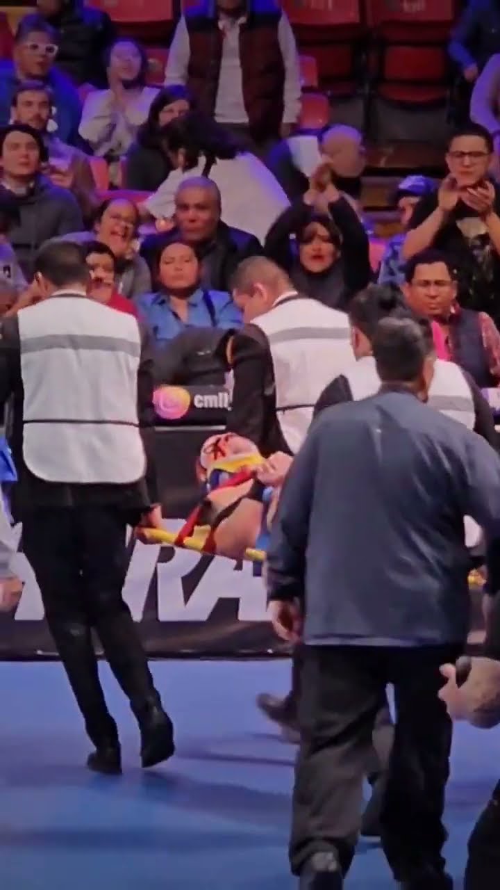 El Hombre Bala Jr sale en camilla en la Arena México
