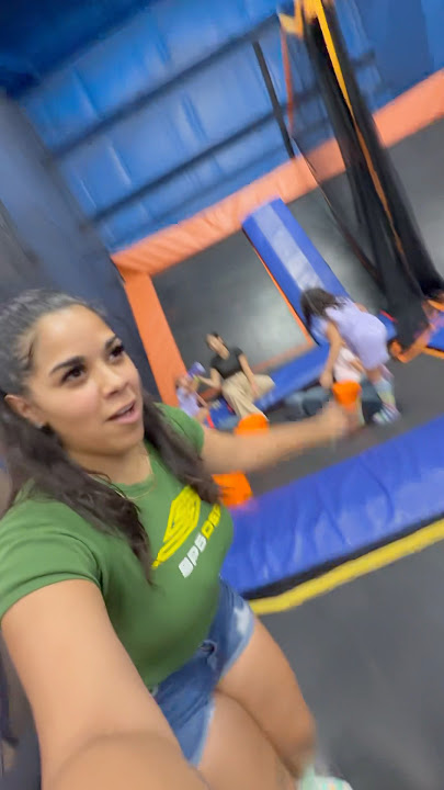 Ibu mencoba membuat popcorn untuk anak angkatnya di taman trampolin #shorts