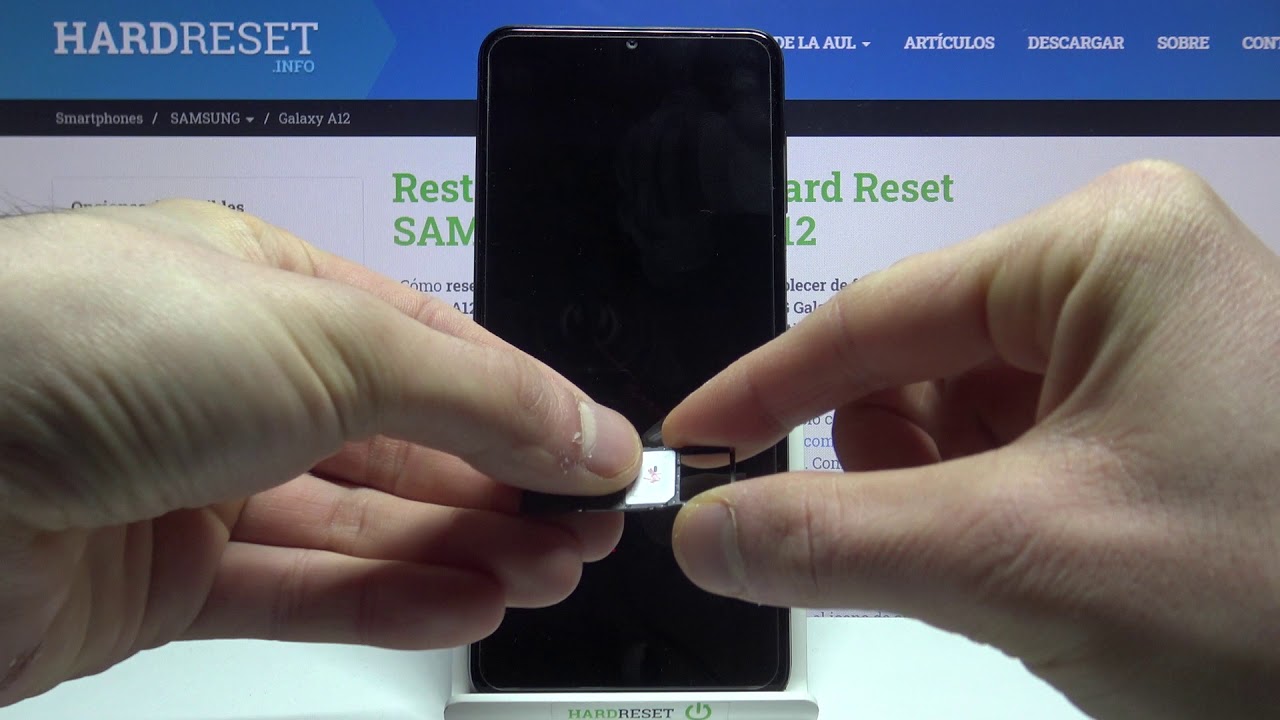 Cómo poner tarjeta SIM y tarjeta de memoria en SAMSUNG Galaxy A12 colocar chip y micro SD Cómo poner tarjeta SIM y tarjeta de memoria en SAMSUNG Galaxy A12 colocar chip y micro SD