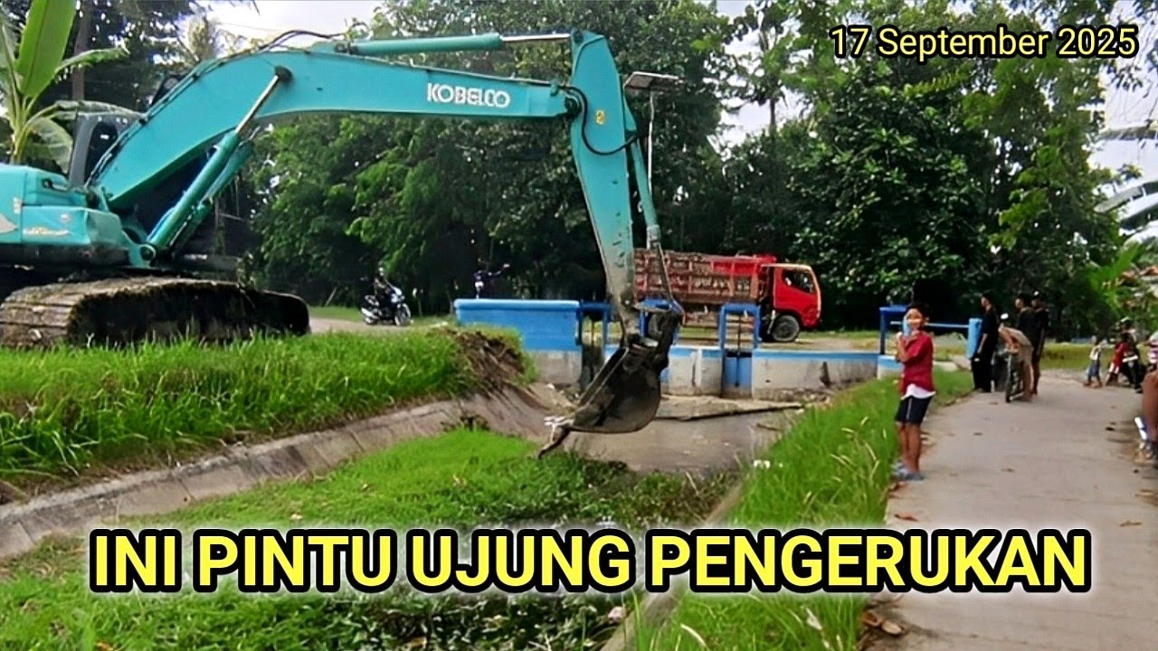 Pengerukan Lumpur Sungai Atau Kali Sudah Sampai Ke Ujung (pintu)
