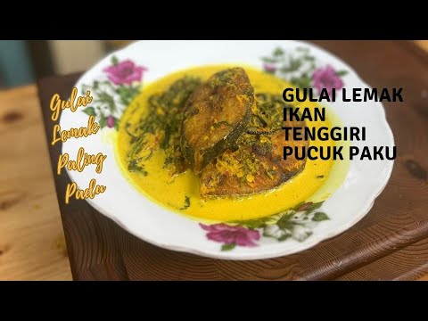 굴라이 르막 푸척 파쿠(Gulai Lemak Pucuk Paku)와 튀긴 텐기리 생선