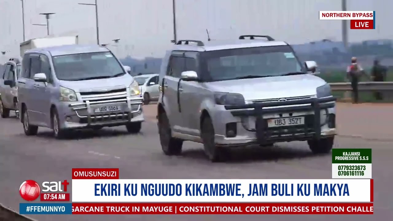 На дорогах слишком большие пробки, машины движутся медленно даже по одной полосе.