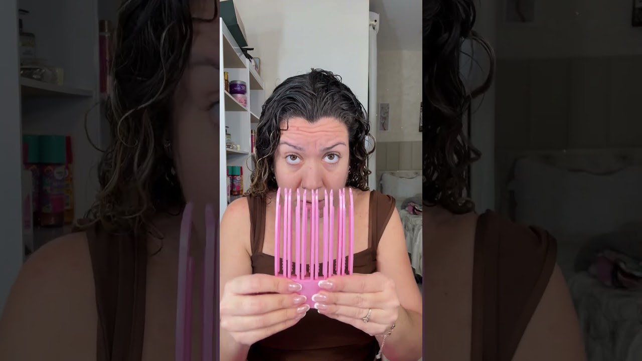 Clip volume nos cachos #finalização #hairhacks #cachos #elsevecolageno #hairtutorial