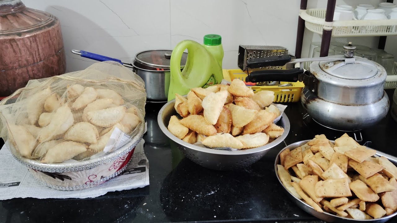 आज से हमने करी होली की तैयारियां शुरू😋❤️ #holispecial #gujiyalove #pariwaar #youtube #keeploving 