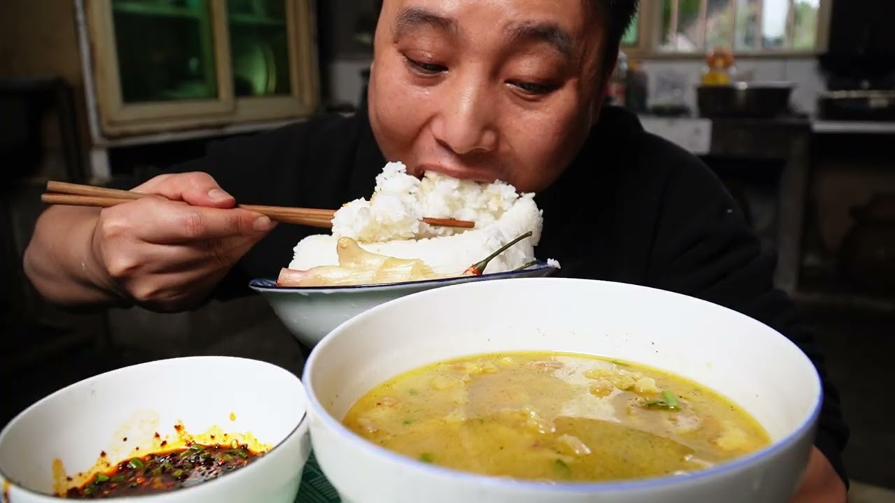 炸酥肉就是过年的号角！先盛一碗做个汤，这口鲜，年味一下就来了。
