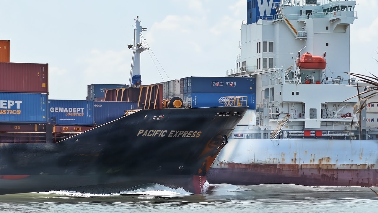 Unbelievable Container Ship Racing Footage #shipspotting - YouTube