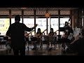 先生に心付けしようとするお婆さん 日田三隈高校 ギターマンドリン部 High school girl playing guitar
