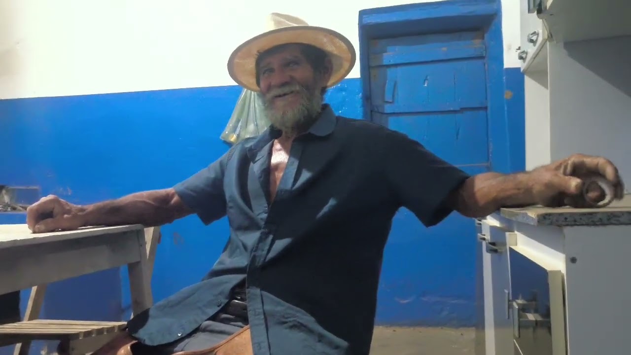 VAQUEIRO HERMANO ACABA DE SAIR DA QUEIMADA DE ESPINHO PRA O GADO  E FAZ A RESENHA ENQUANTO DESCANSA