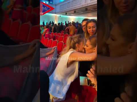 منة شلبي تحتضن مربوحة مرات الكبير اوي رحمة احمد في مهرجان القاهرة للدراما 