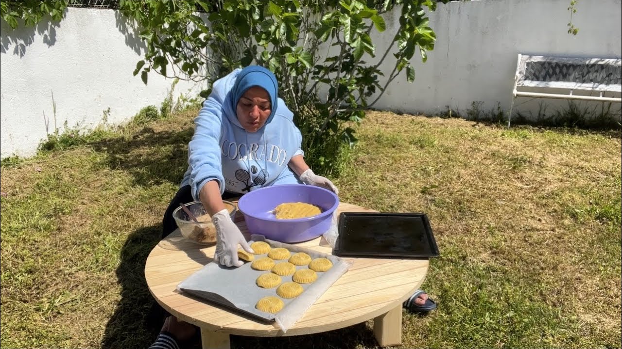 تعبت و ربنا رضاني 🙏🏼 و القرش الحلال فيه بركة 💪 عملت المعمول المحشي عجوه🪔