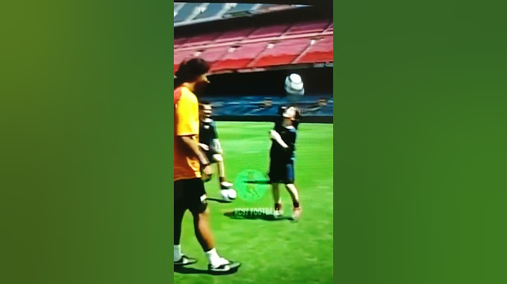 Ronaldinho e Messi fazendo altinha