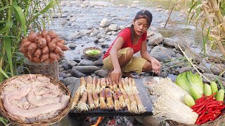 Yummy! Mushroom grilled in intestine on the rock for dinner - Survival cooking in forest