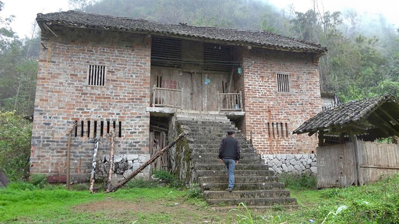 Rich Young Master Returns to Spend $500,000 in 1.5 Years Building a Beautiful Villa for His Father