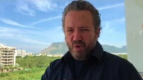 Como comportamento de Eros em relação à Psiquê se modifica ao longo do mito?