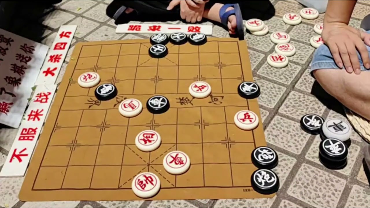 象棋大师孙浩宇街头伪装臭棋蒌子要砍公园棋王，大爷：你会下棋吗