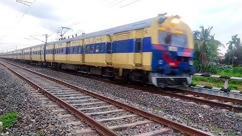 Jangipur Roar To Sealdah MEMU Express Train : Dangerous Furious Moving Out At RailGate