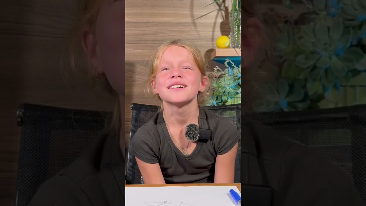 Блоггер плачет от смеха.  