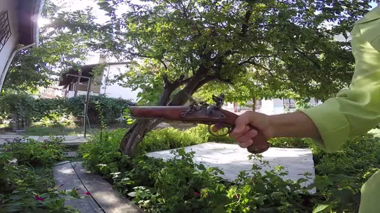 Side-by-side, double barrelled flintlock pistol