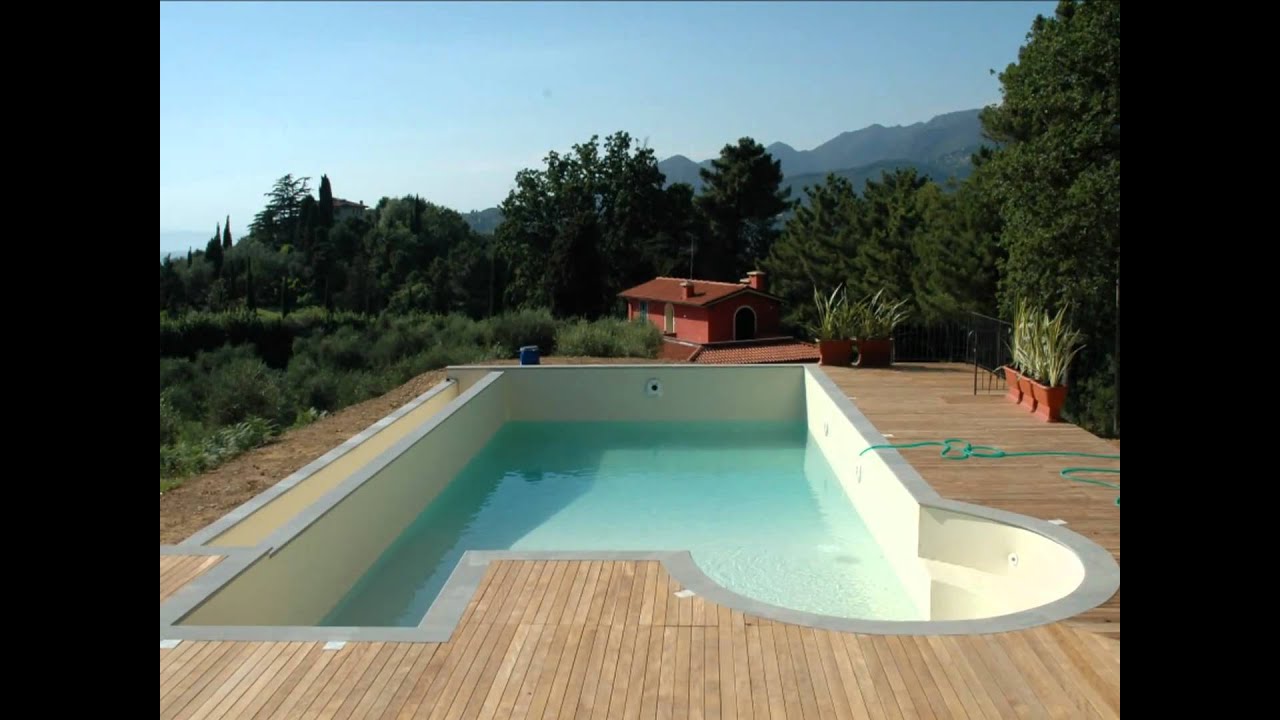 Piscina interrata a bordo sfioro con vasca idromassaggio e ... Pavimenti bordo piscina in legno