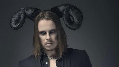 Haunting Mentalist Dee Christopher Attempts to Contact the Dead?