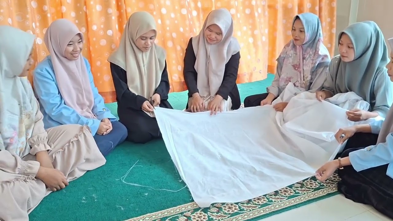 Tugas Mata Kuliah Praktek Ibadah 2 Kelompok 2 Cara mengkafani jenazah wanita 