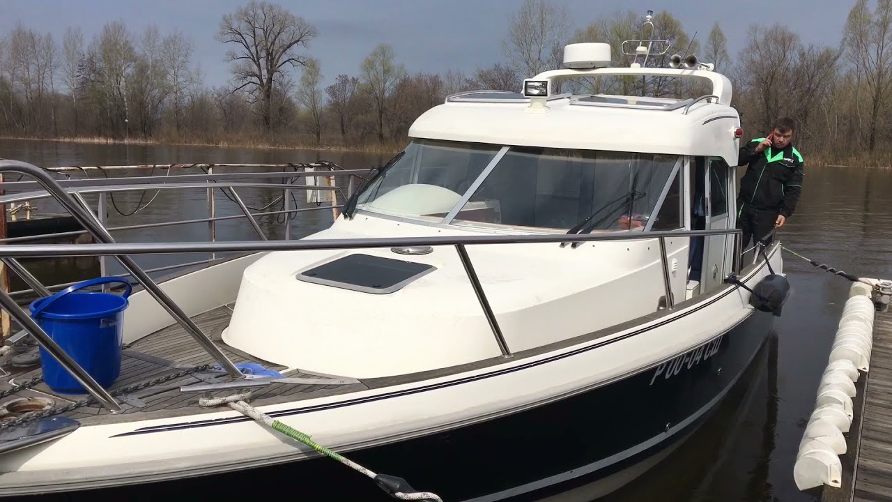 Спуск катера Aquador 28C после техобслуживания