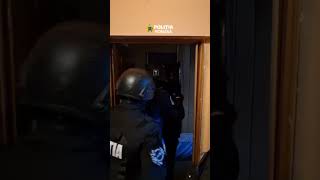 A sărit de la etajul doi ca să scape de mascați, după ce a amenințat un cuplu cu pistolul