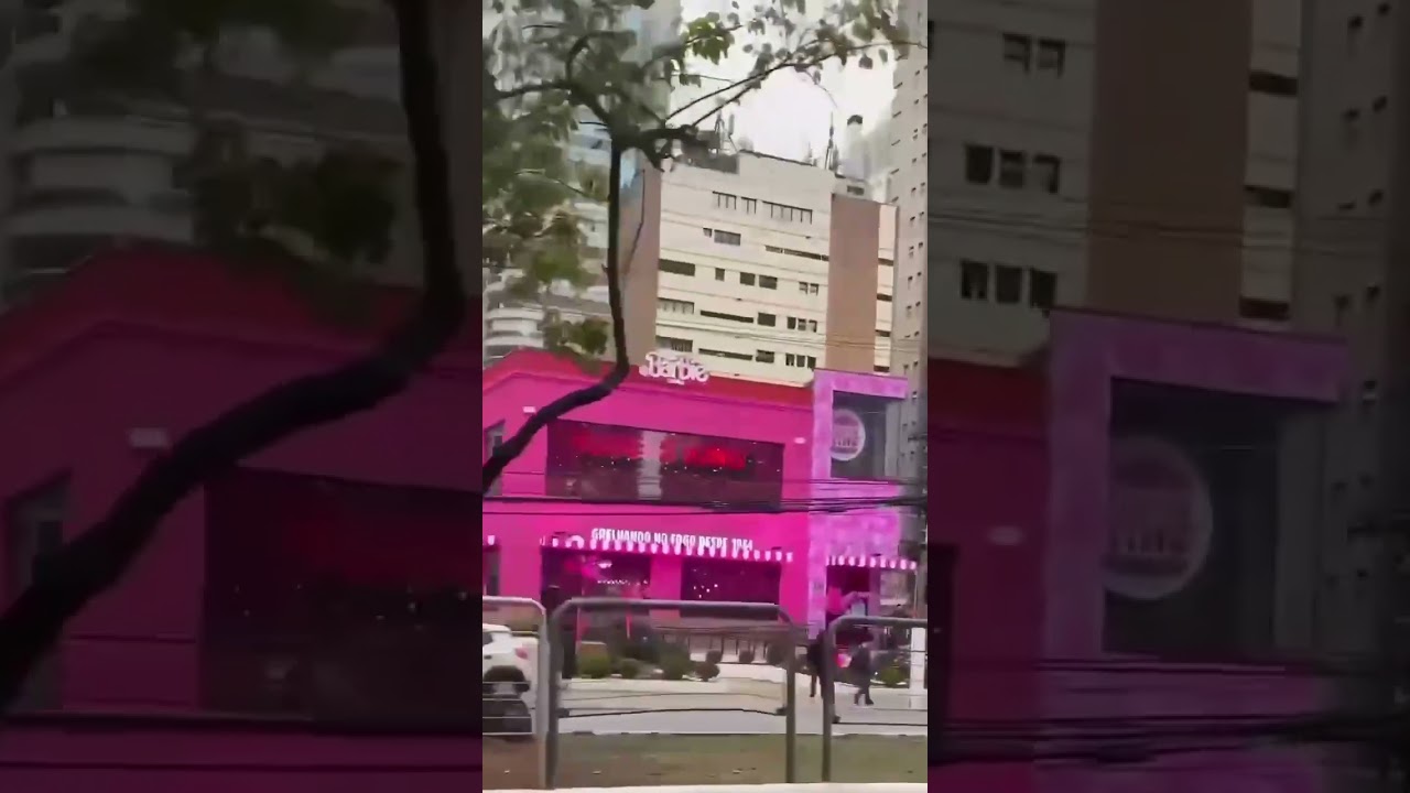 Бразильский Burger King, стал barbie king. Фасад, лого, надпись покрасили в ярко-розовый.