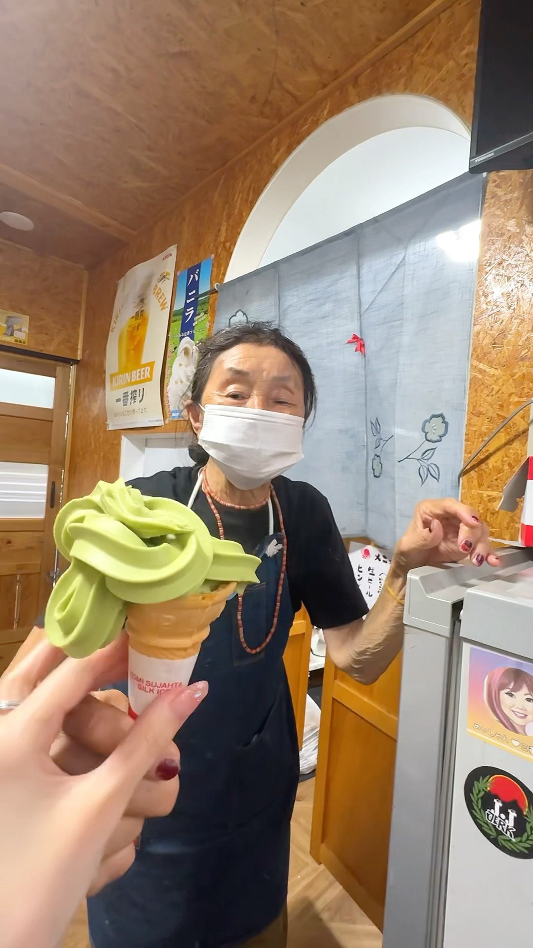 看板娘が作る芸術的なソフトクリーム！長年の感覚で作る唯一無二の