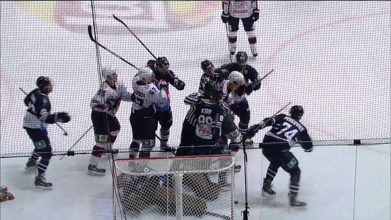 Barry Brust gets 35 penalty minutes for head-butting / Браст удален до конца игры за удар головой