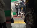 満員電車でドアが閉まらずぶっ飛ばされホームに倒れる男 #shorts