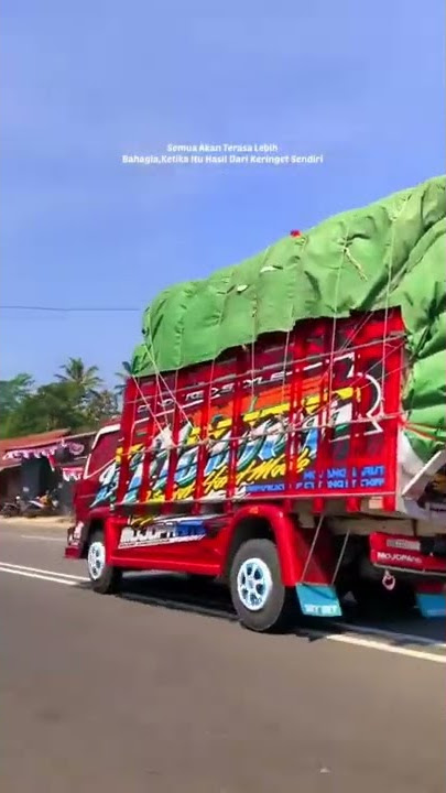 truk muatan gayor oleng parah
