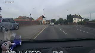 Ford Runs Red Light And Gets Flashed By Oncoming 4 by 4 For Runing The Red