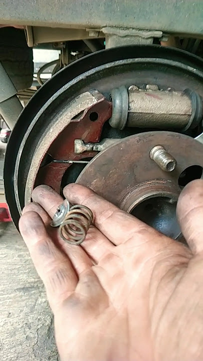 penyebab rem belakang mobil bunyi saat rem di injak #automobile