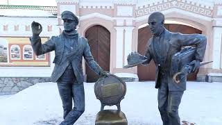 Памятник Остапу Бендеру и Кисе Воробьянинову в центре Чебоксар