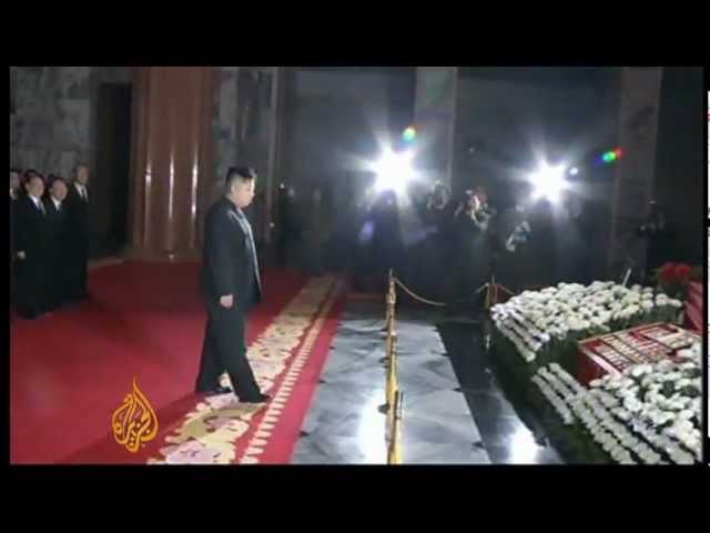 جثمان كيم جونغ إيل، زعيم كوريا الشمالية، مسجى في مكان رسمي