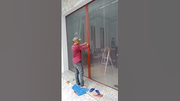 Cửa đi lưới xếp có ray làm 02 cánh màu sơn vân gỗ,cửa lưới chống muỗi giá rẻ,mà cửa lưới