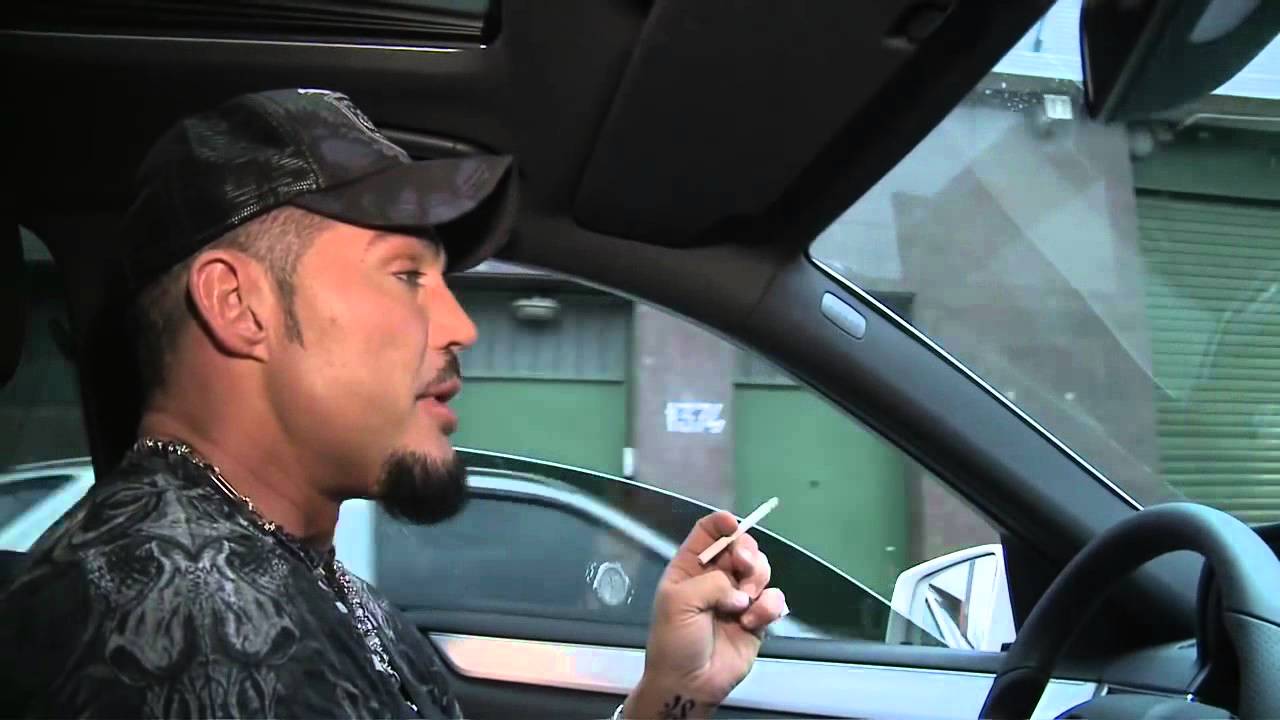 Ricardo Fort en su auto hablando con mamá y saludando gente