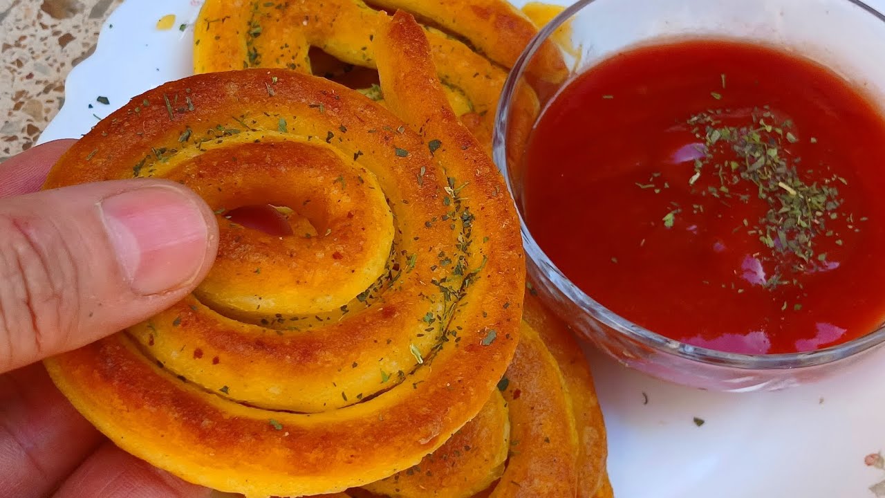 سیب زمینی وقتی به اين روش ساده پخته شود ترد و خوشمزه می شود!