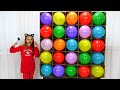 Polina revienta globos de colores