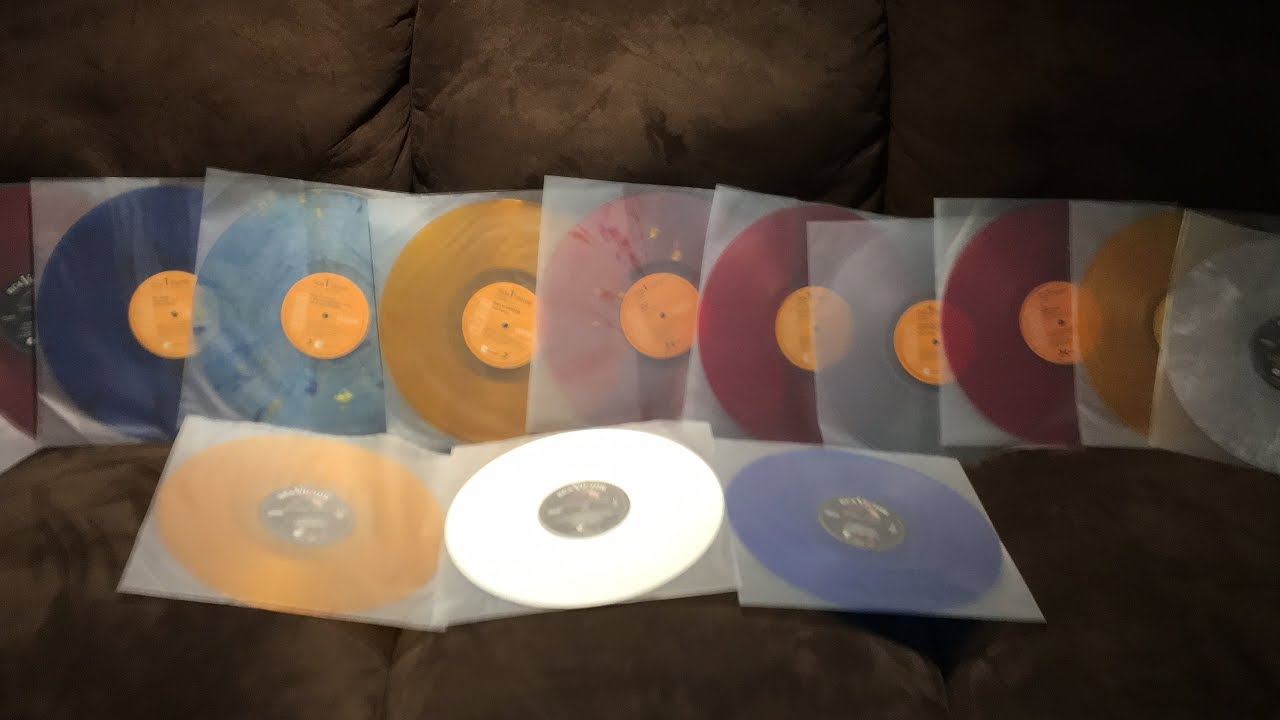 Множество цветных виниловых пластинок Элвиса Пресли. Королевский суд