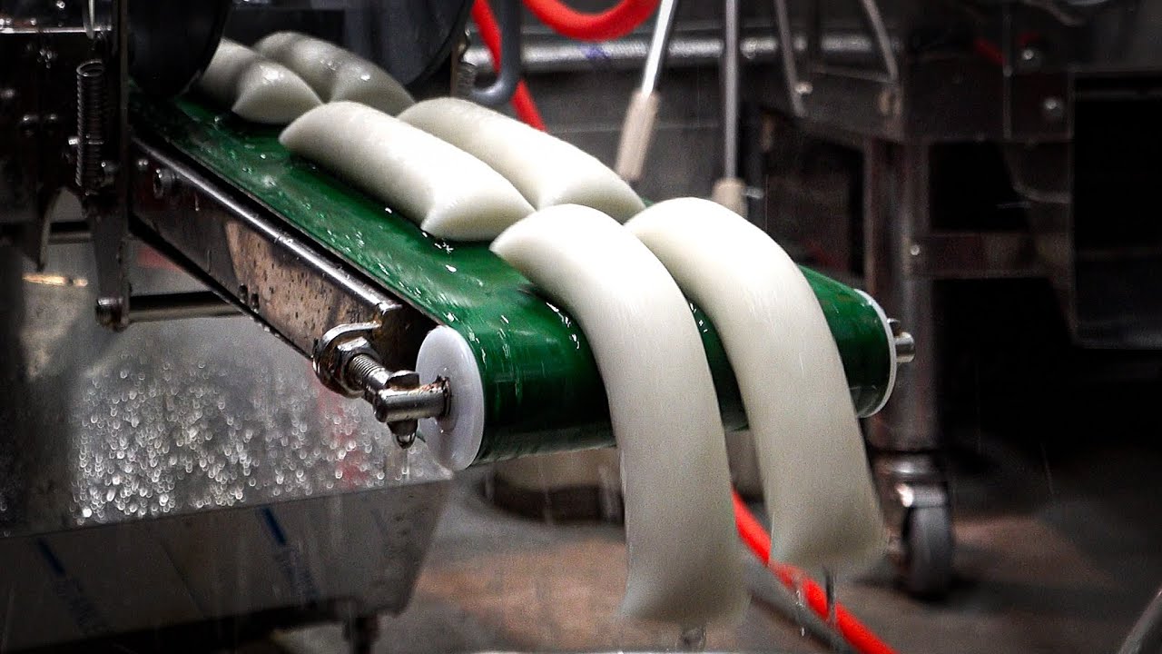 Ттокпокки, приготовленный из свежесделанных рисовых лепешек