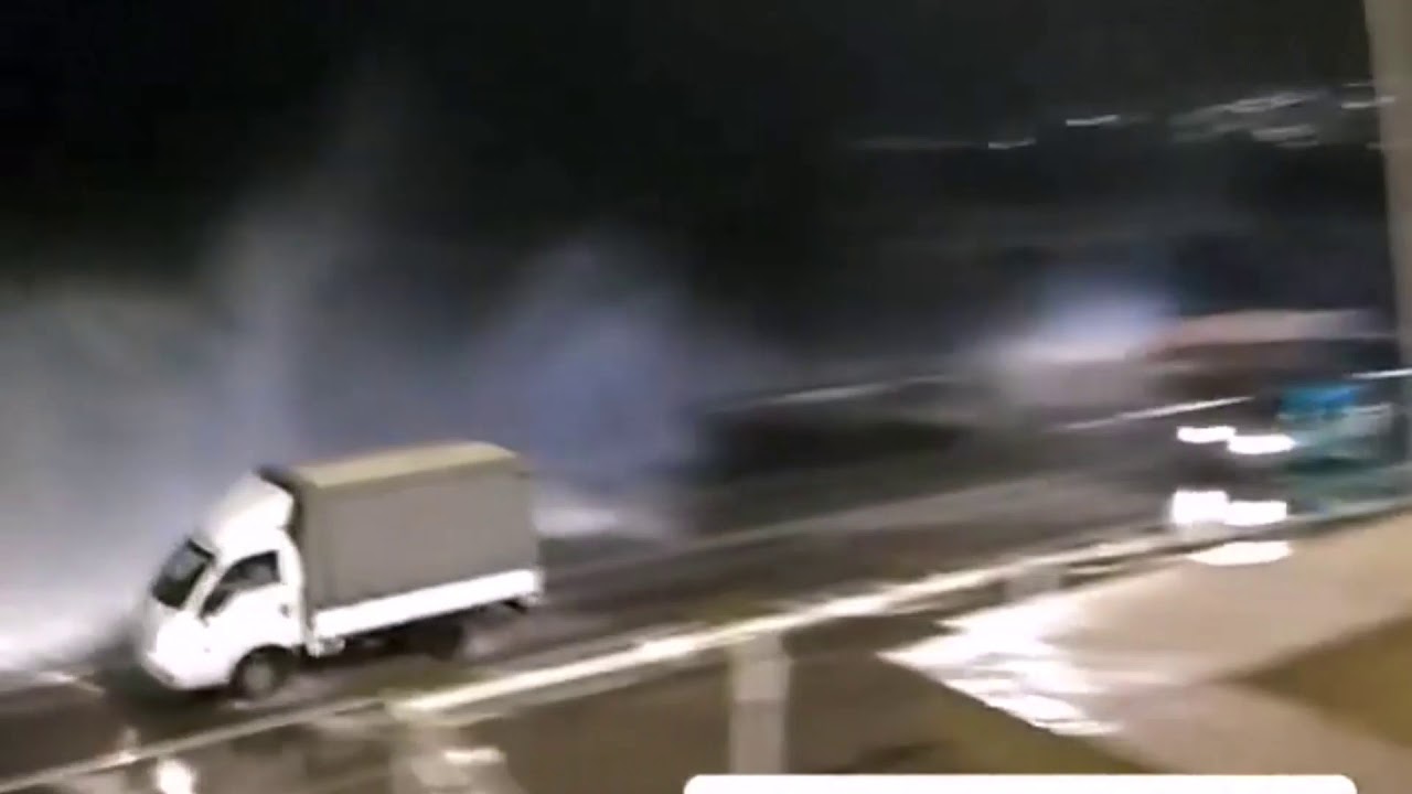 Mareggiata a Napoli, il mare invade il lungomare di Mergellina