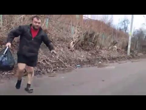 Мужик с тапком. Димон заминированный тапок. Тапки мем. Мужик с тапком. Ритуал на мужские тапочки.